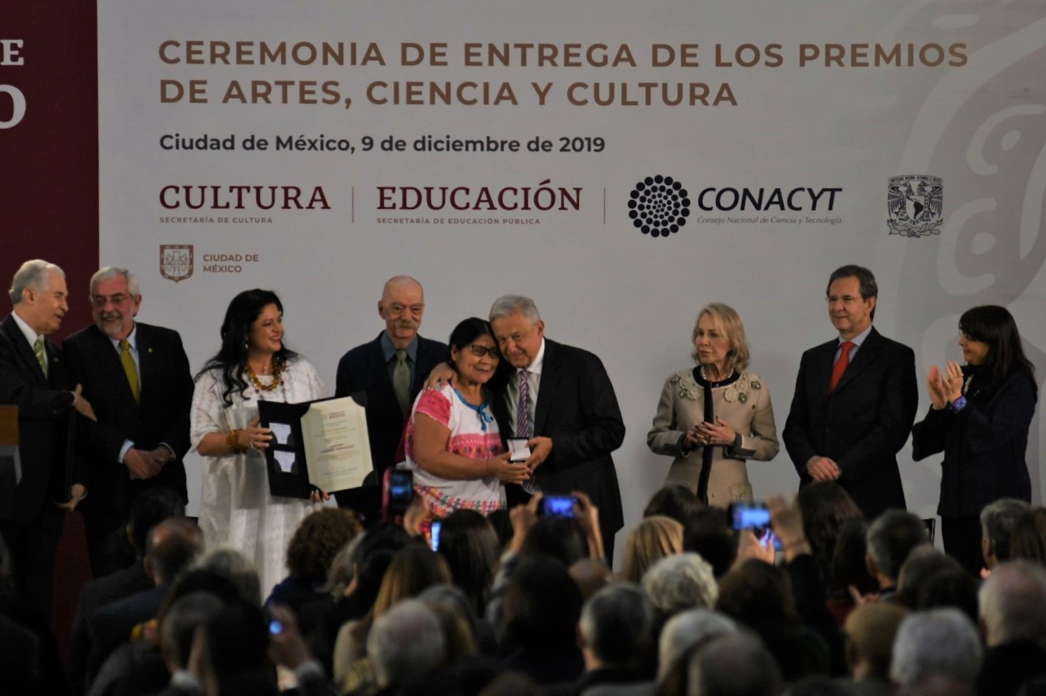 Entregan Premios Nacionales de Artes, Ciencia y Cultura y Carlos Fuentes en Palacio Nacional
