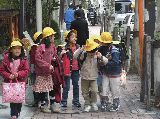Niños caminando a casa en las calles de Tokio, Karen Ann Malone. https://www.researchgate.net/publication/320959244_Movement_Materiality_of_Mobilities