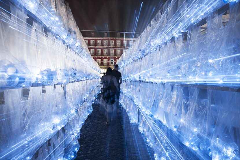 Artistas de arte urbano instalan laberinto de plástico en Plaza Mayor de Madrid