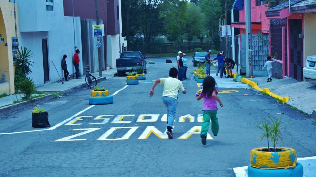 Intervención de Urbanismo Táctico: Calle Escolar Segura. Espacio peatonal recuperado.LEPMX, 2017. 