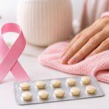 El uso del Letrozol 2.5 mg está estrictamente dirigido a mujeres en estado postmenopáusico y cuenta con tres funciones principales