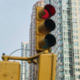 Investigadores proponen una cuarta luz sobre las señales de tráfico