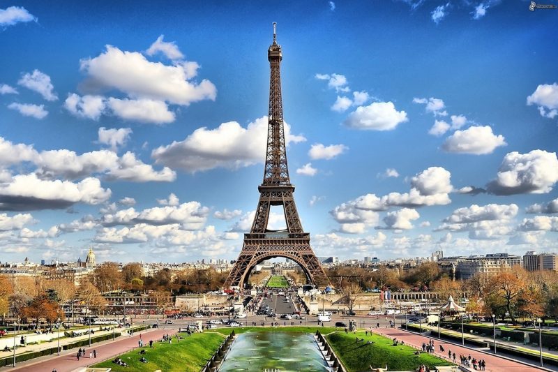 Restablecen el color y tonos originales de la Torre Eiffel