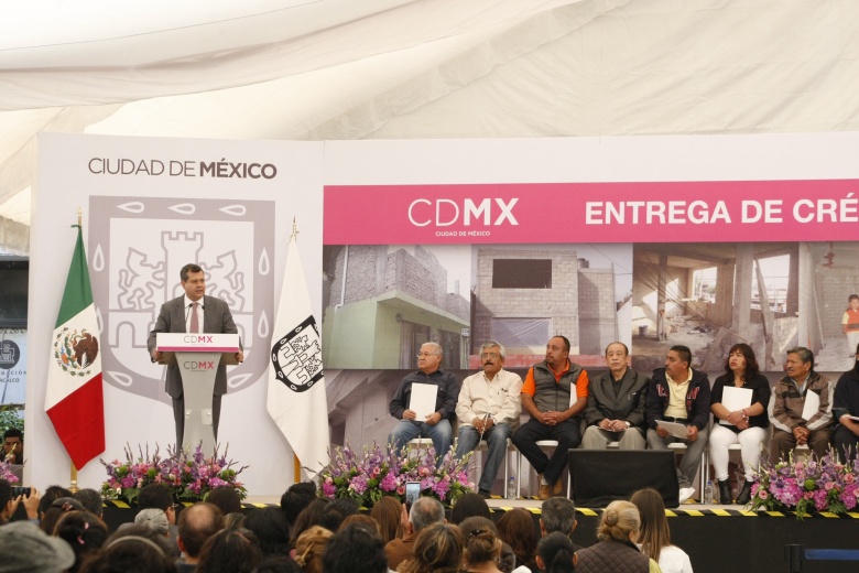 Entrega CDMX créditos de mejoramiento de vivienda