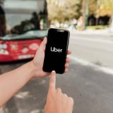 Una resolución judicial ordena evitar detenciones a conductores de Uber en aeropuertos; sin embargo, no tiene autorización para operar