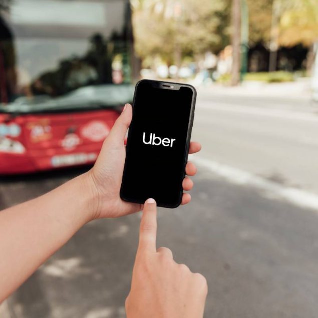Una resolución judicial ordena evitar detenciones a conductores de Uber en aeropuertos; sin embargo, no tiene autorización para operar